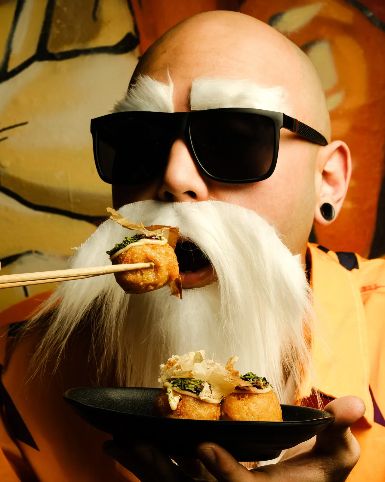 Personaje caracterizado comiendo sushi