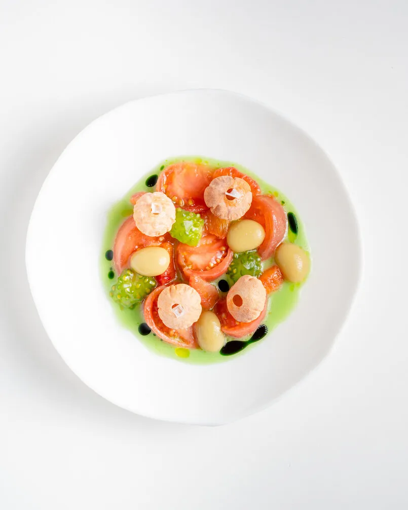 Plato de alta cocina sobre fondo blanco